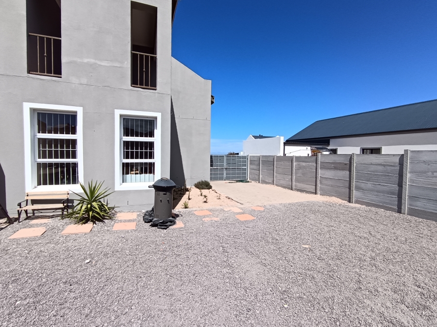 To Let 4 Bedroom Property for Rent in Hoogland Western Cape